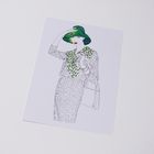 Eine Illustration zeigt eine Frau in einem gepunkteten Kleid mit grünem Hut. Sie hält eine Tasche und hat rote Lippen.