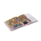 Ein Buch ist geöffnet, auf der rechten Seite steht ein Text. Links ist eine detailreiche Illustration mit vielen Figuren.