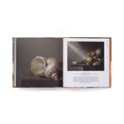 Links: Muschel auf dunklem Tisch. Rechts: "STILL LIFE: AN ALLEGORY OF THE VANITIES OF HUMAN LIFE", Text und Gemälde mit Totenkopf.