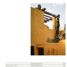 "Casa Efraín González Luna", von Luis Barragán Morfín, 1929. Gelbe Wände, Bäume, Holzbalken und blauer Himmel.