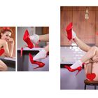 Es sind die Zahlen 74 und 75 zu sehen. Eine Frau posiert mit roten High Heels, roter Schleife und weißen Söckchen.