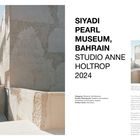 Text: "SIYADI PEARL MUSEUM, BAHRAIN. STUDIO ANNE HOLTROP 2024." 

Links alte Steinarchitektur, rechts ähnliche Ansicht.