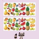 Hmm, ist das lecker! Doch hoppla, eine Frucht hat der Waschbär gefuttert. Welche? Kreise sie unten ein. Zwei Reihen Obst und Waschbär-Illustration.