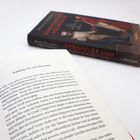 Buchtitel auf Umschlag: "HERDFEUER UND HOCHKULTUR". Geöffnetes Buch mit Kapitelüberschrift "Kabeljau für die Genossen".