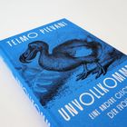 Auf blauem Hintergrund steht "Telmo Pievani: Unvollkommen - Eine andere Geschichte der Evolution", mit einer Dodo-Zeichnung.