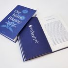„Die blaue Blume. Gedichte der Romantik.“ Zwei blaue Bücher, eins geöffnet mit Text und eine Blumenillustration.