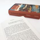 Rechts ein Buchrücken mit "Das Buch der klassischen Haiku, Reclam". Links eine geöffnete Seite mit dem Titel "Nachwort".