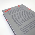 Grauer Hintergrund, roter Streifen. Text über Krieg, Frieden, Macht, Analyse und Schutzschild gegen Willkür.