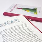 Buchdeckeltext: "Wein und Sein". Darstellung: Flasche und Huhn. Innen eine Illustration von Menschen mit Weingläsern.