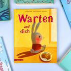 "Sebastian Meschenmoser" Illustration von einem Hasen, der vor einem Teller Kekse sitzt. Umgeben von bunten Buchcovern.