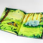Ein Kinderbuch mit Illustrationen eines schlummernden Elefanten und zwei Erdmännchen in einem Dschungel voller Pflanzen und Blumen.