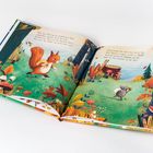 Ein Eichhörnchen und eine Maus in einer herbstlichen Landschaft; bunte Bäume, Pilze und Blätter.