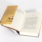 Ein aufgeschlagenes Buch mit einem gelben Umschlag. Text auf dem Umschlag beschreibt eine Geschichte über Tommy.