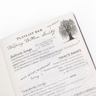 "Playlist der Weeping Willow Society" steht oben. Rechts ist eine Zeichnung eines Trauerbaums. Es gibt handschriftliche Notizen.