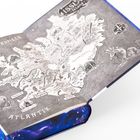 Karte von Island mit markierten Orten: "VATHAJÖKULL" und "ATLANTIK". Illustration eines Drachens am Rand.