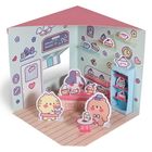 Illustration eines niedlichen Cafés mit Plüschtieren und vielen Torten. Ein Schild zeigt „Menu“.