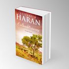 Text: "Elizabeth Haran", "Outbackträume", "Australien-Roman". Cover zeigt Landschaft mit Baum, Gras und rotem Felsen.