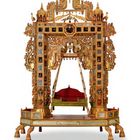 Abb. 1: Rituelle Schaukel für Krishna-Figuren, Jaisalmer, spät 19. bis früh 20. Jh., prunkvoll verziert mit Gold und bunten Details.