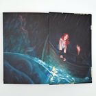 Illustration eines Bootes bei Nacht. Eine Frau und ein Mann sitzen darin, während ein großer Fisch im Wasser auftaucht.