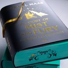 Text "Sarah J. Maas, A Court of Mist and Fury, Das Reich der sieben Höfe" auf schwarzem Buchcover mit gelber Schrift.