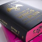 Auf dem Buchrücken steht: "SARAH J. MAAS, A COURT OF WINGS AND RUIN, DAS REICH DER SIEBEN HÖFE," mit einem goldenen Drachen.