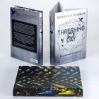 „Rebecca Yarros, Threshing Day, Flammengeküsst“ ziert ein fantasievolles Buchcover mit mystischen Drachenmotiven.