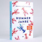 „Hummerjahre“ von Beatrix Gerstberger. Bunte Hummer-Illustrationen und „SPIEGEL Bestseller-Autorin“-Sticker auf dem Cover.