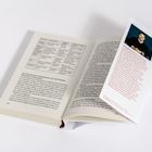 Ein aufgeklapptes Buch zeigt Seiten 232 und 233. Ein Text mit roter Überschrift "Benjamin Otto ist Unternehmer" ist auf einem Einleger.