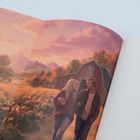 Illustration einer ländlichen Szene mit einem Paar vor einer Scheune bei Sonnenuntergang, umgeben von Feldern und Bergen.
