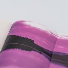 Links ist verblasste, unlesbare Schrift. Rechts ein Bild von einem See mit violettem Himmel und Landschaft im Hintergrund.