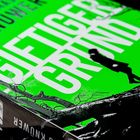 "Giftiger Grund" in großen weißen Buchstaben, grüner Hintergrund, schwarze Silhouette eines gehenden Menschen, Baum.