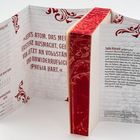 Text: „Jedes Atom, das meine Existenz ausmacht, gehört von jetzt an vollständig und unwiderruflich dir.“ – Ophelia Hart. Sadie Kincaid, britische Bestsellerautorin. Flammenmuster in Rot auf hellem Hintergrund.