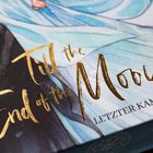 "Till the End of the Moon", LETZTER KAMPF. Eine farbenfrohe Illustration mit blauem und schwarzem Hintergrund.