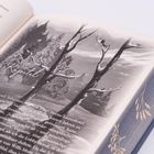 „4. Kapitel“ und ein winterliches Wald-Illustration mit Bäumen. Im Buch, am Rand goldene Blättermotive.