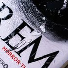 Text lautet "REM", "HORROR-THRILLER", "DROEMER". Ein zerrissenes Schwarz-Weiß-Bild zeigt eine Nahaufnahme eines Auges.