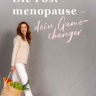 "Die Postmenopause – dein Gamechanger" steht in Weiß auf Grau. Eine Frau trägt eine Tasche voller Gemüse.