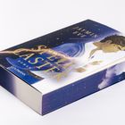 "Spell Caster" und "Jaymin Eve" sind in Gold auf einem Buchcover. Illustration zeigt einen nachdenklichen Jungen bei Nacht.