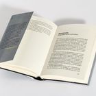 Buchseite mit Titel "Demokratie: Einig gegen Recht und Freiheit", darunter Text und Seitenzahl 159. Links grau-blauer Einband.