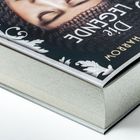 "Die Legende" und "Alix E. Harrow" stehen auf einem Buchcover. Das Cover zeigt stilvolle, florale Elemente.