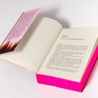 Aufgeschlagenes Buch, Kapitel "Eins: Der neunte Kreis der Hölle" beginnt. Umschlag in Pink, Rückseite mit Waldmotiv.