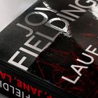 "LAUF, JANE, LAUF" steht auf einem glänzenden schwarzen Buchcover mit roten, kratzartigen Mustern.
