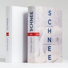 Buchtitel "SCHNEE", Autor Sverker Sörlin, mit vertikalem Text und roten "btb" Zeichen. Buchumschlag zeigt Schneeillustration.