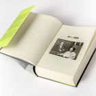 „TEIL 1 LEBEN“ steht über einem schwarz-weißen Foto von zwei älteren Personen in einem aufgeschlagenen Buch.
