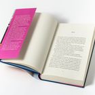 Linker Text auf pinkem Hintergrund beginnt mit "Elvira und Jobst sind auf der Heimreise...". Ein Buch ist geöffnet, Text rechts.