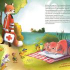 Ein Fuchs in roter Jacke mit Erste-Hilfe-Koffer sieht ein Schwein in der Sonne. “Im Notfall ruf die 1-1-2, und schnelle Rettung eilt herbei!”