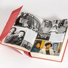 Ein aufgeschlagenes Buch mit Fotos und Text über eine persönliche Geschichte. Personen sind in Schwarz-Weiß abgebildet.