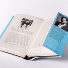 Offenes Buch mit blauer Umschlagklappe. Text über Philipp Ruch und Foto von ihm. Schwarz-weiß Bild im Buch.