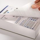 Ein Kalenderblatt zeigt "Januar" und "53. Woche 2026". Eine Hand blättert eine Seite um.
