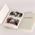 "VIER: Wohin der Hass uns führt." Offen aufgeschlagenes Buch mit Bildern von Kindern in einer zerstörten Stadt.