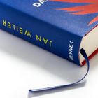 Der Buchrücken zeigt: "JAN WEILER" und "HEYNE". Ein blaues Lesezeichen hängt heraus.